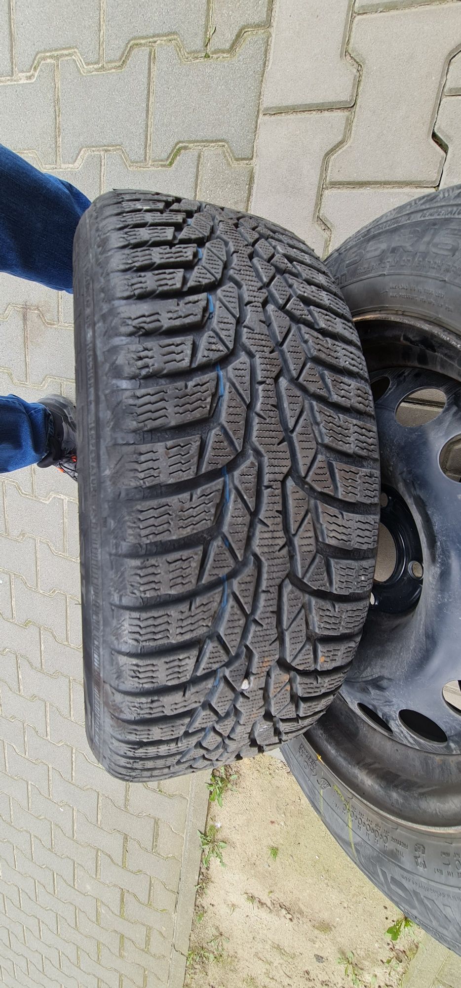 Opony zimowe Nokian WR D4 205/55R16 91 T z felgami,kołpakami i śrubami