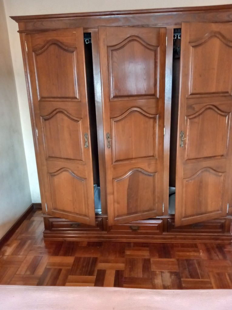 Cama de casal e guarda fatos