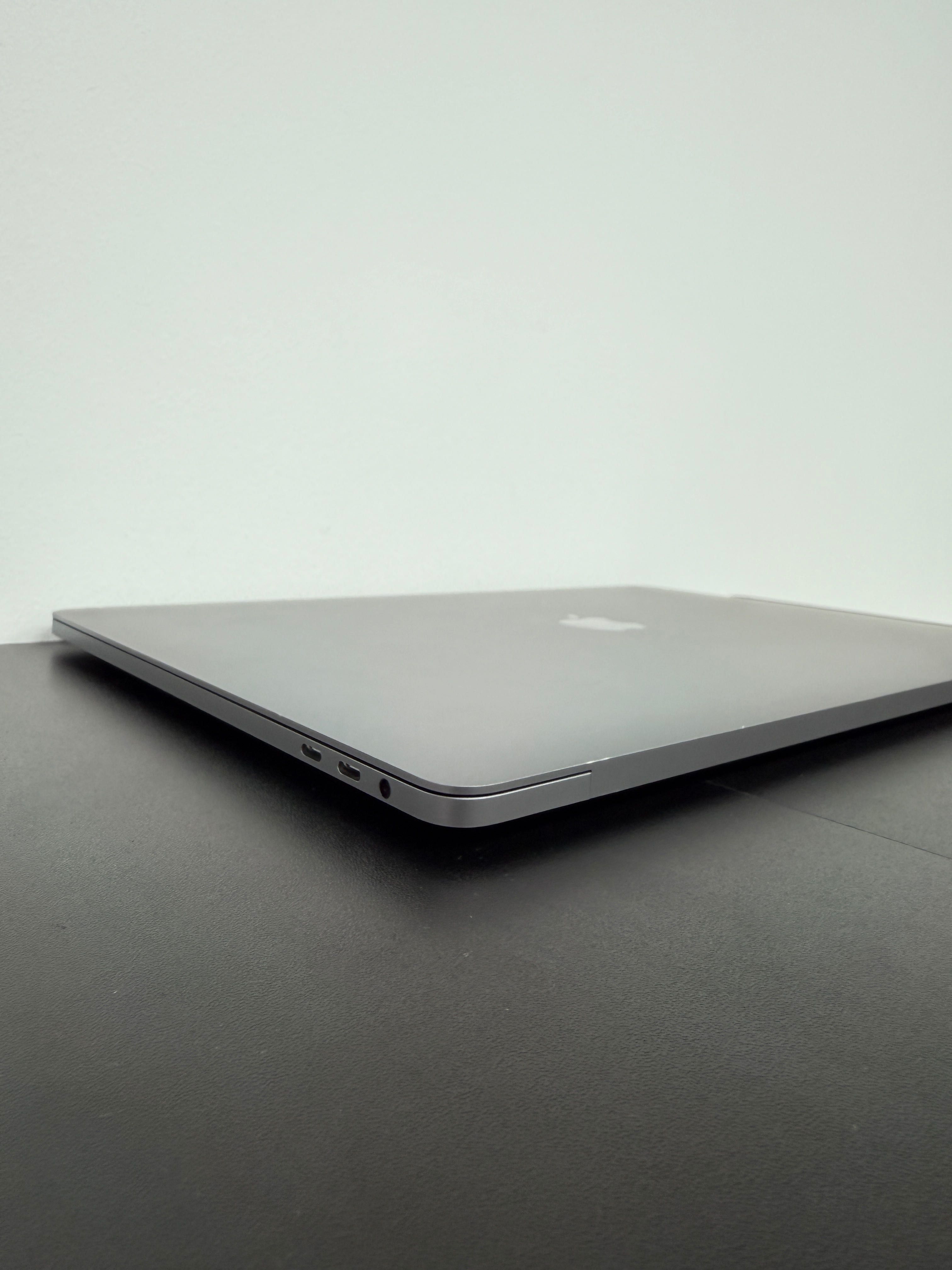 MacBook Pro 15,4 2017 (i7/ 16gb/ 256 SSD/ AMD- 2gb) Гарантія . 22592SV