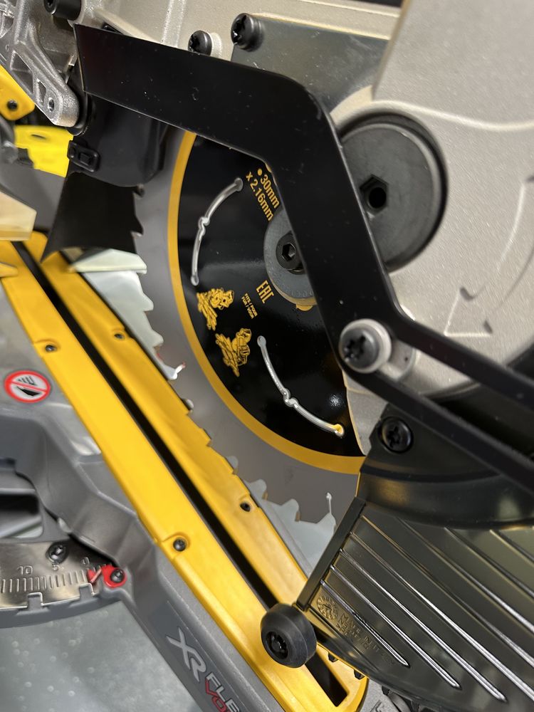 Пила торцювальна акумуляторна безщіткова DeWALT DCS727