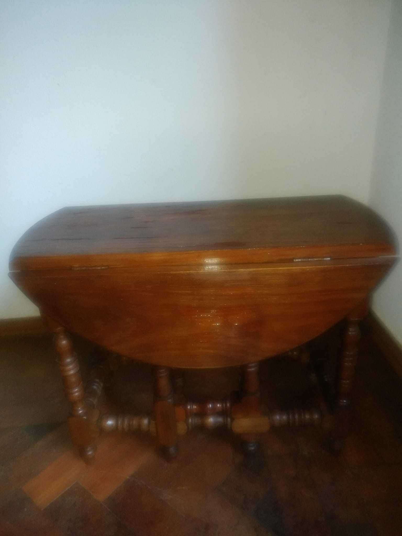 Mesa de apoio com abas