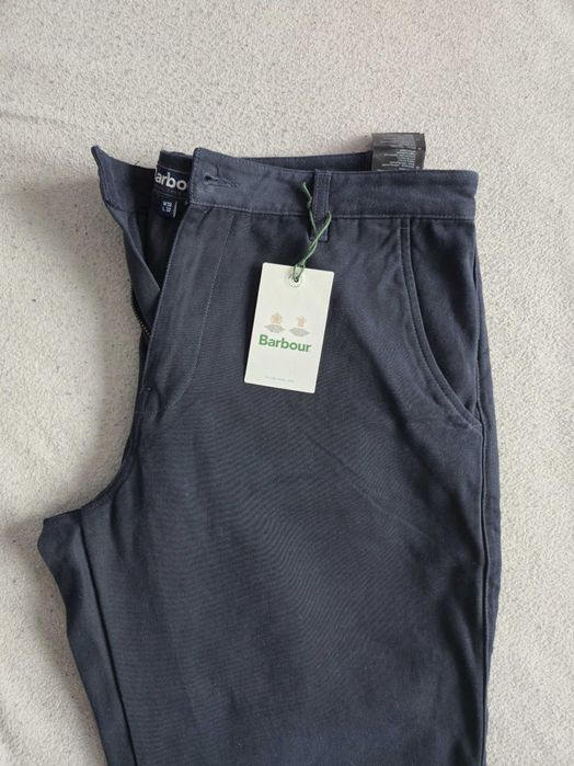 Barbour – Granatowe spodnie chinos W38 L32