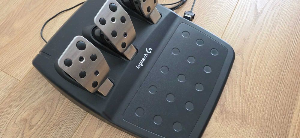 Volante + Pedais Logitech