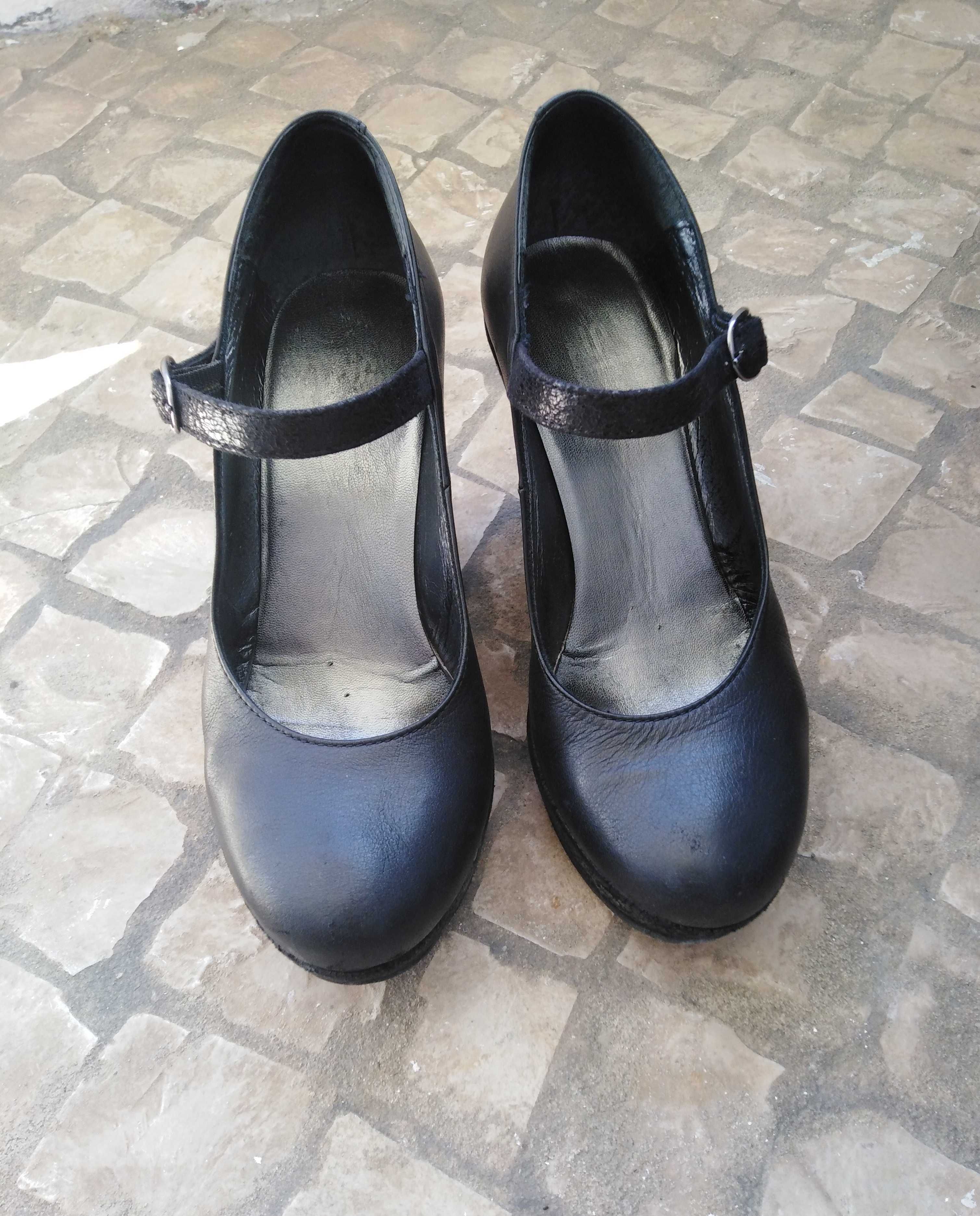 Sapatos pretos inteiramente em pele com salto cunha como novos