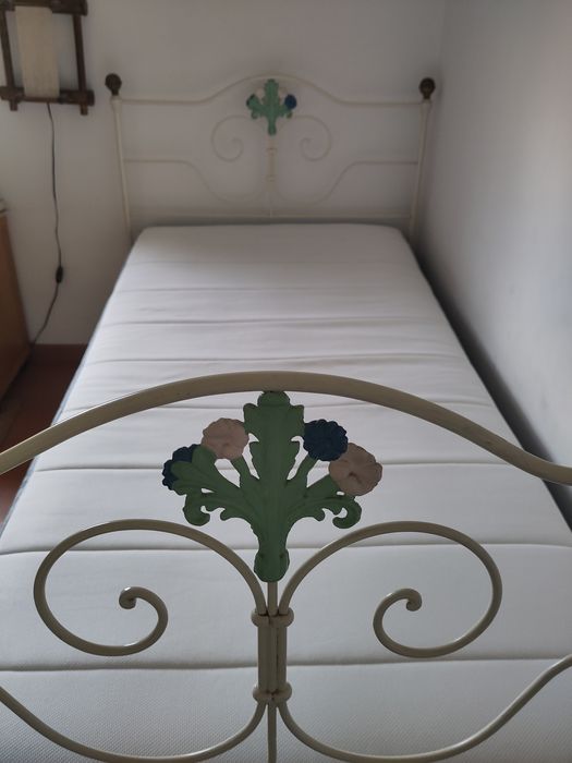 Cama de ferro antiga