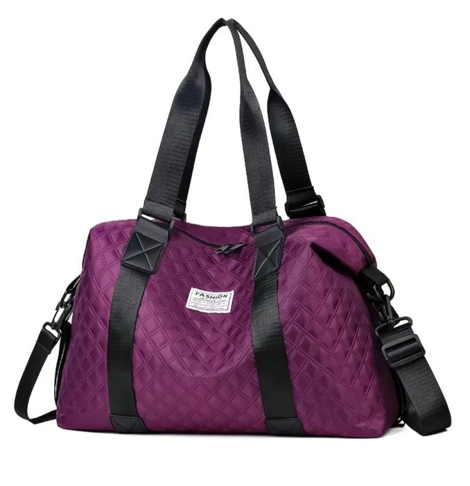 Сумка фіолетового кольору.