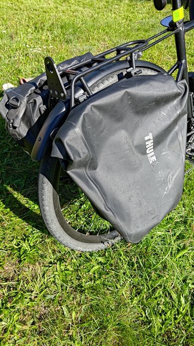 Komplet rowerowego osprzętu bagażowego: sakwy Thule i Ortlieb bagażnik