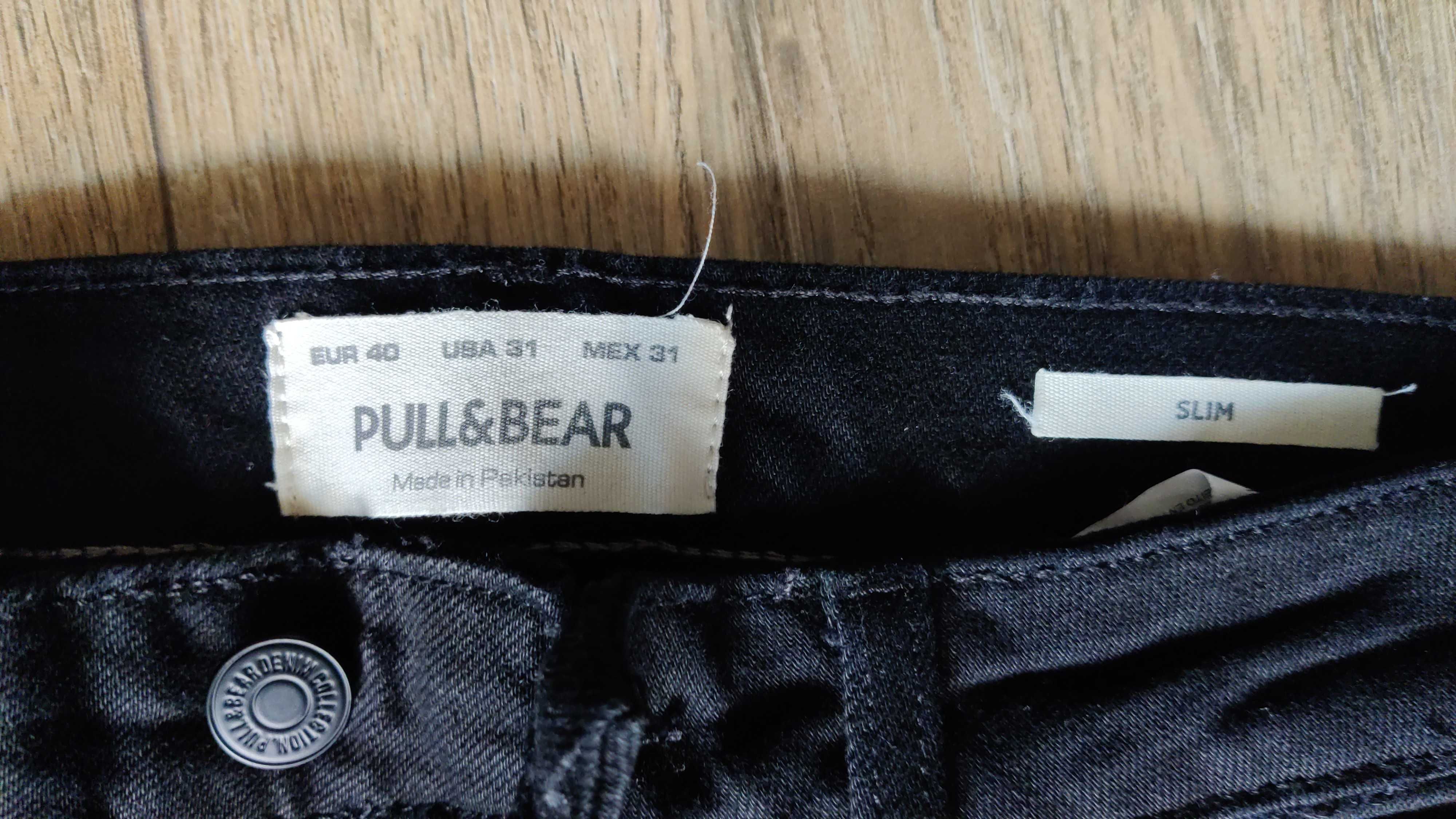 Czarne spodnie jeansy marki Pull & Bear (rozmiar 40)