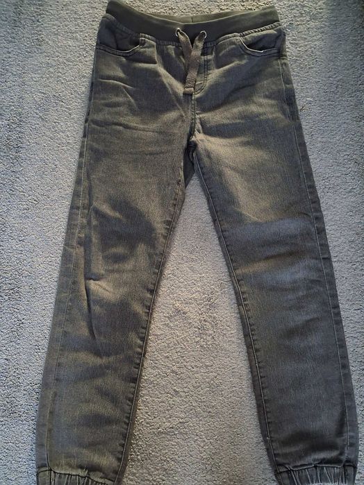 Szare jeansy chłopięce rozmiar 140
