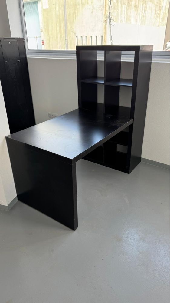 Estante com mesa