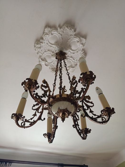 Żyrandol mosiężny ze zdobieniami