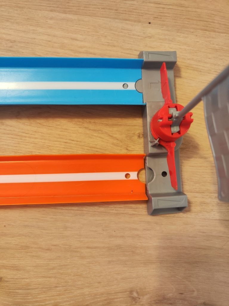 Zestaw Hot Wheels Podwójna Pętla do strzelania autami