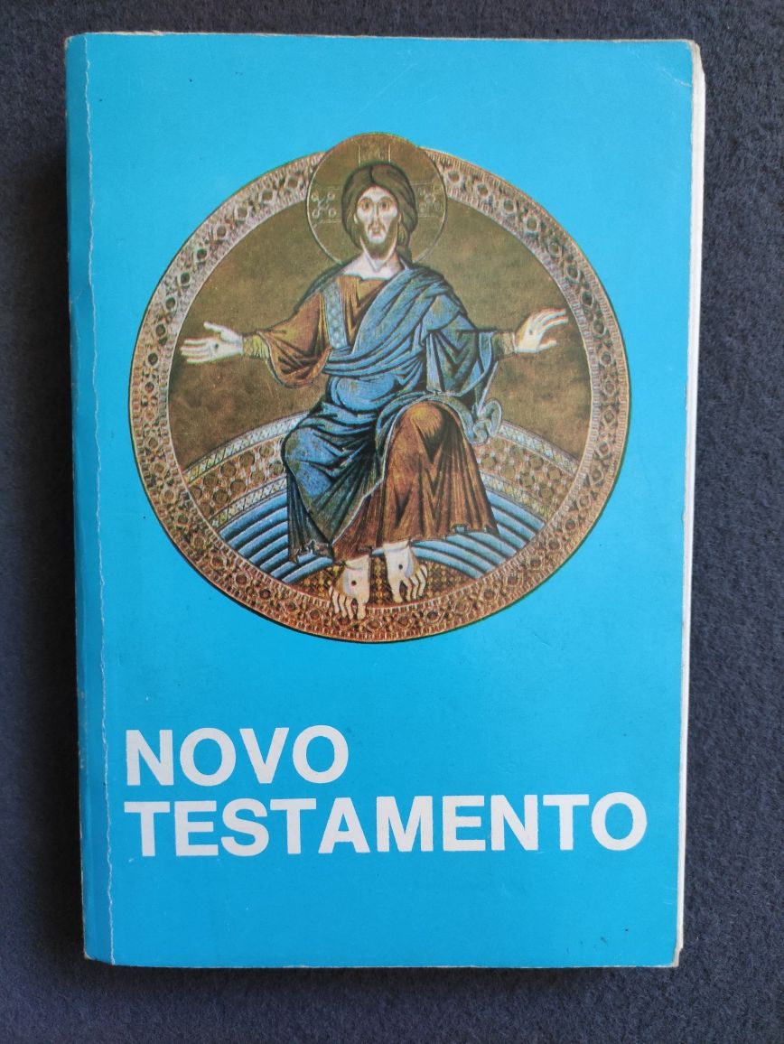 Livros religiosos: bíblias, novo testamento, missa paroquial