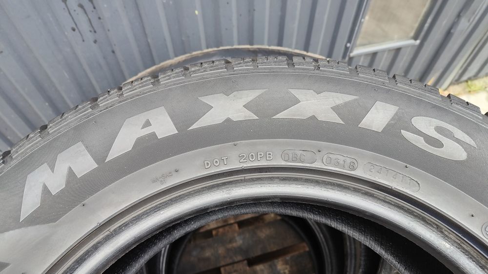235/65/17 Maxxis Victra M+S komplet