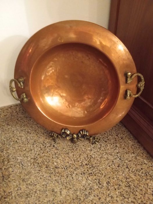 Braseira de cobre com lindo suporte.