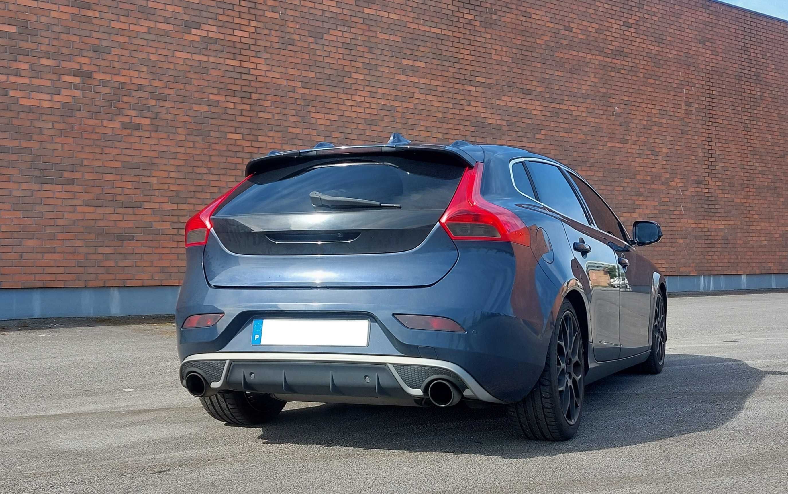 Volvo v40 r design d4
