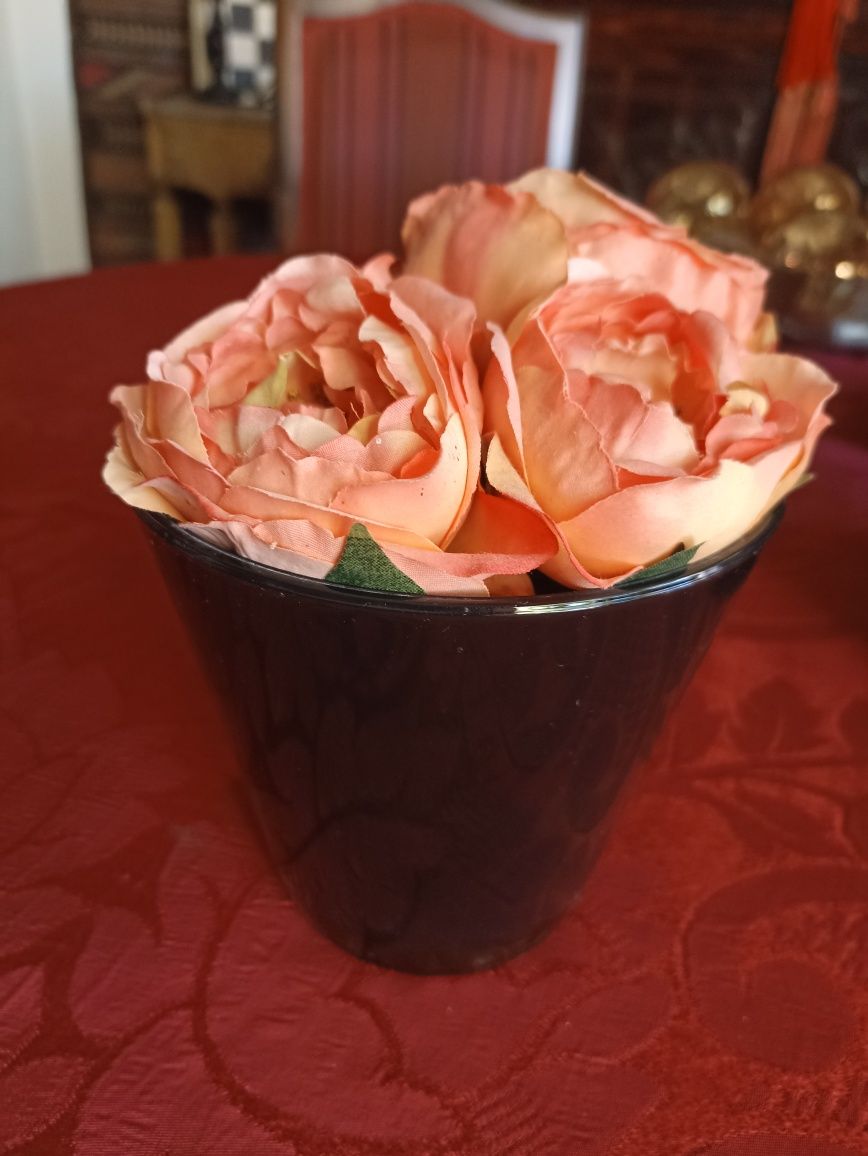 Vaso preto em vidro com lindíssimo arranjo flores