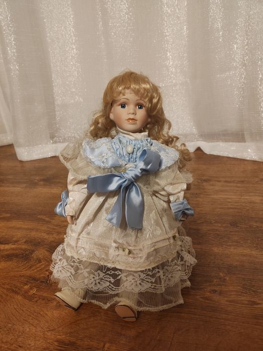Śliczna lalka porcelanowa