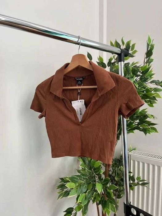 Crop top dekolt brązowy w prążki Monki XS 34 prążkowany bluzka krótka