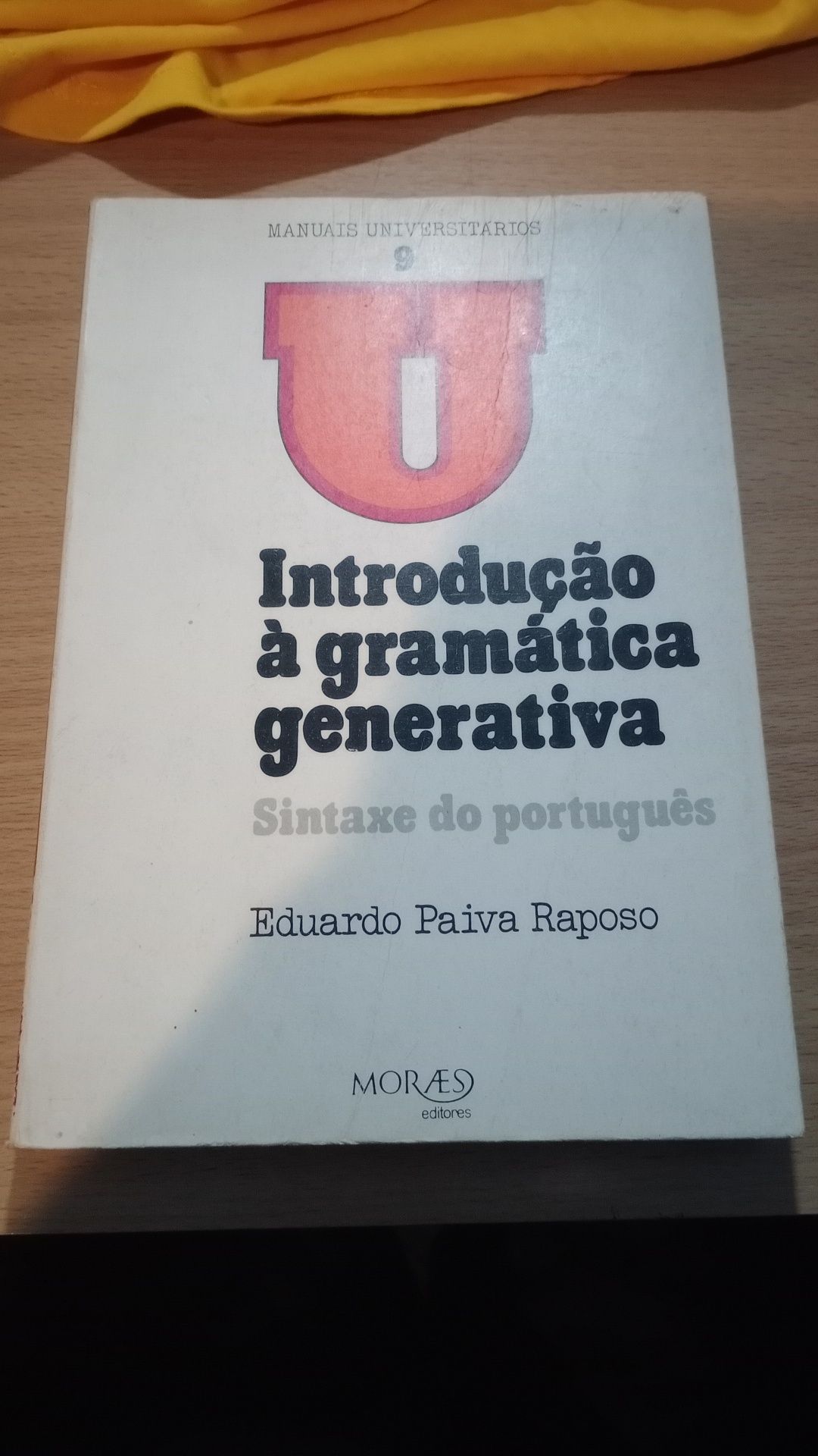 Livro universitário antigo