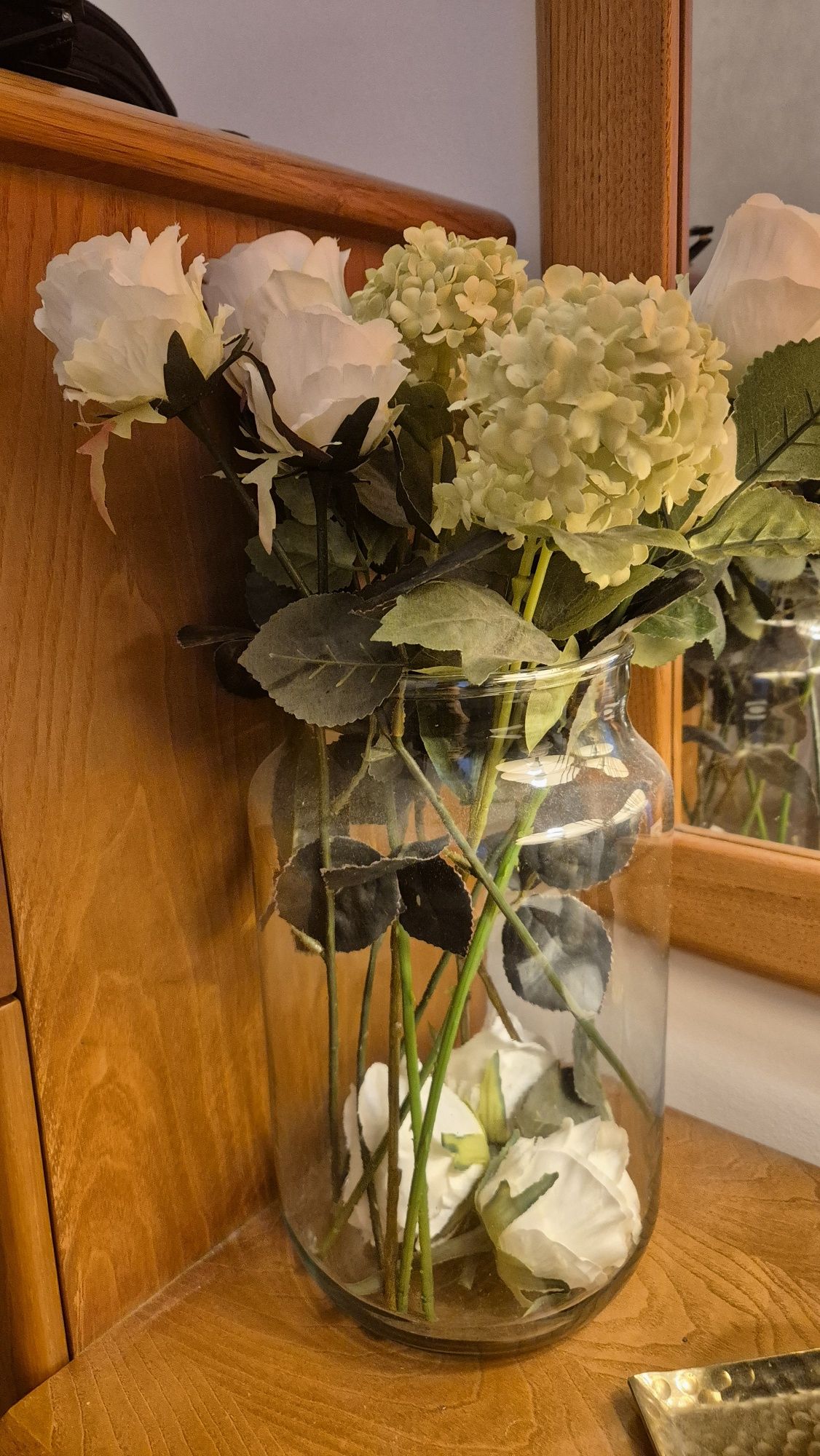Jarra decorada com flores artificiais