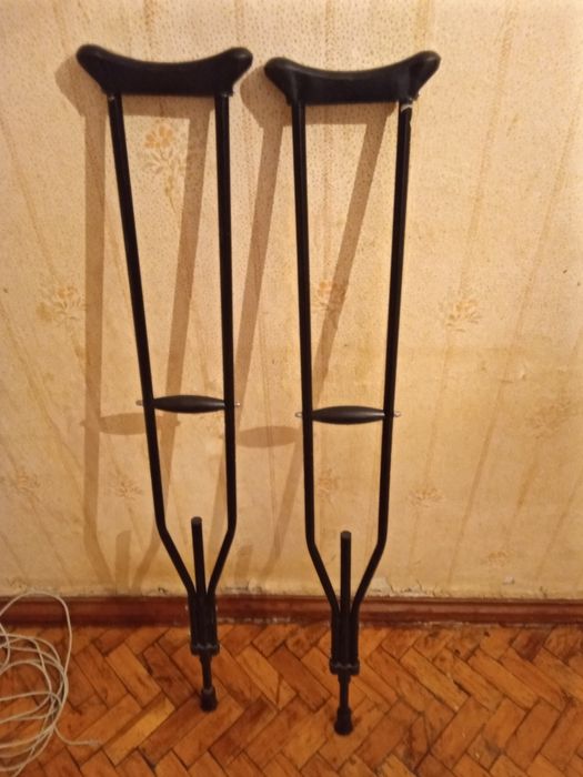 Продам дёшево алюминиевые костыли.