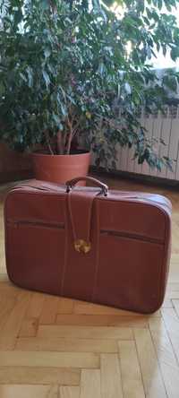 Stara walizka brązowa