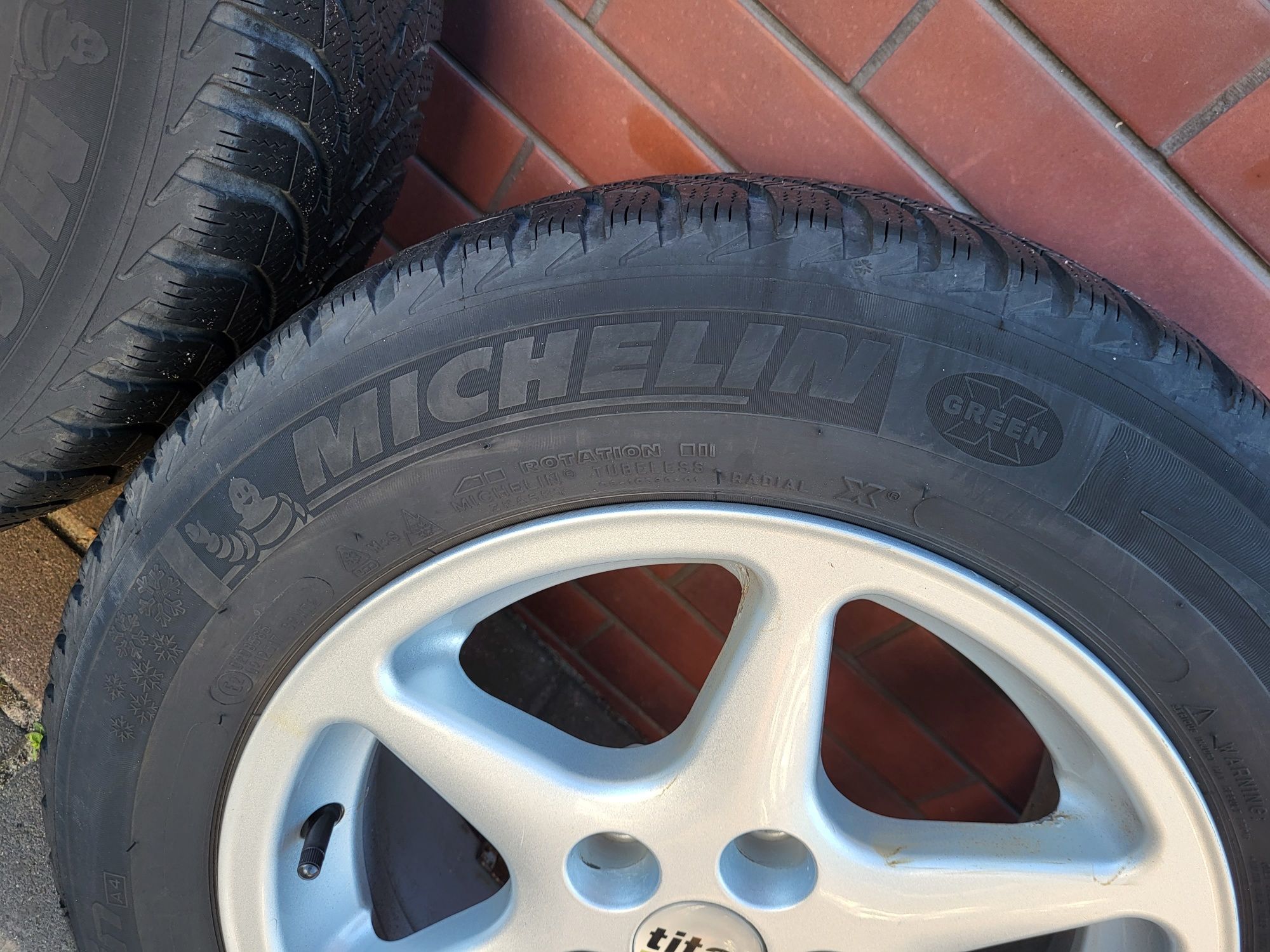 Felgi aluminiowe z oponami 195/65R14 zima