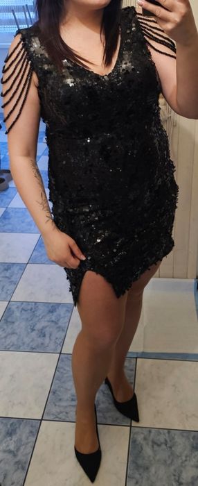 Czarna sukienka z kamieniami na ramionach 42 / 44 włoska