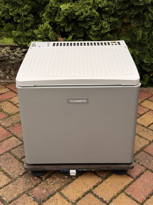 Lodówka absorbcyjna (gaz, 230V, 12V) Dometik + podstawka poziomująca