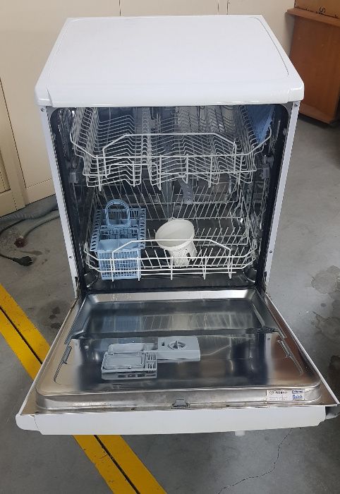 Máquina loiça Indesit DFG251