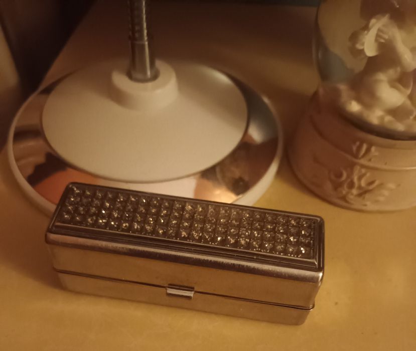 Metalowe etui na szminkę