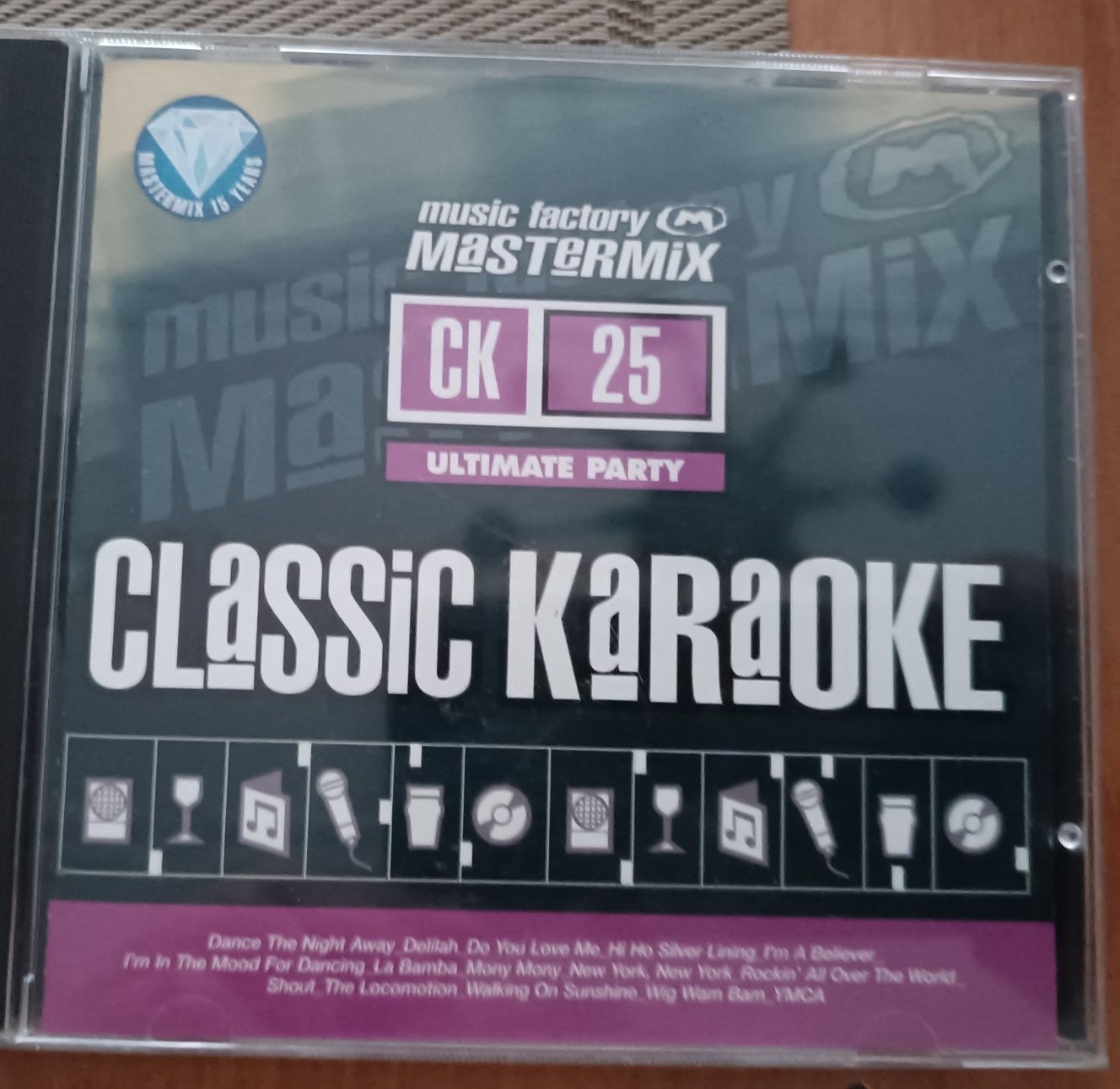 Trzy płyty CD z muzyką do karaoke.