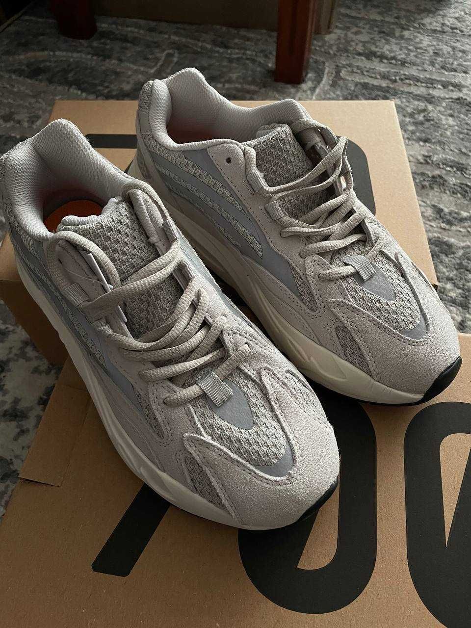 Кросівки Adidas Yeezy Boost 700