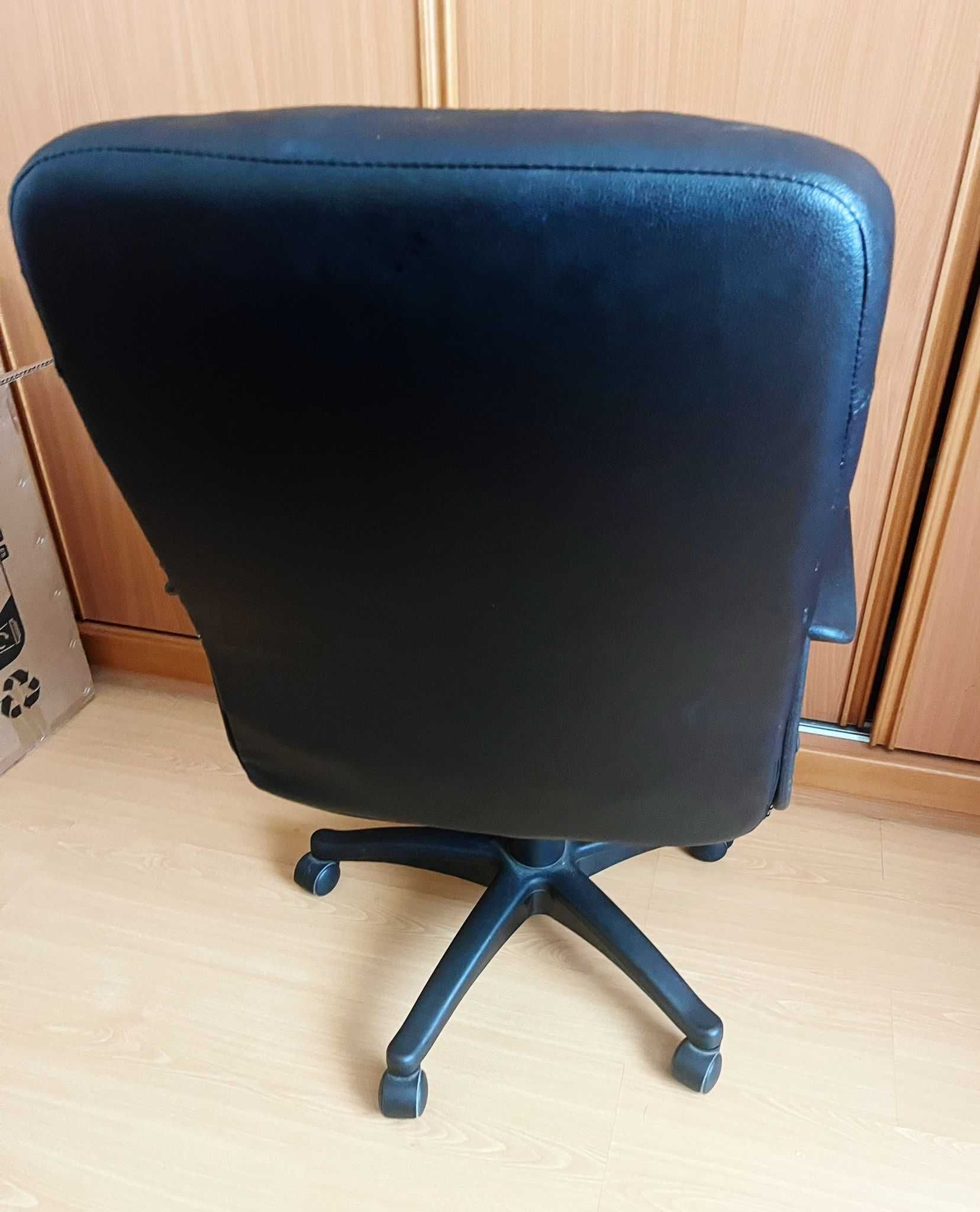cadeira de escritório preta, usada