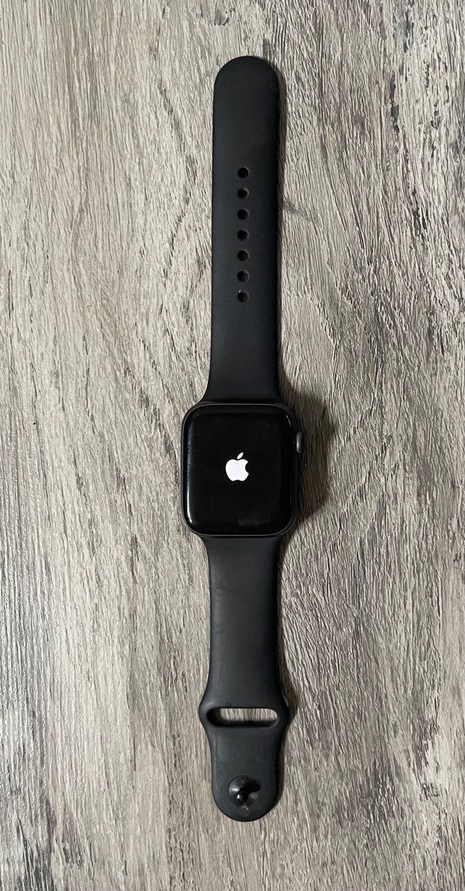 Apple Watch Series 4 Space Gray Aluminum Case with Black Sport Band