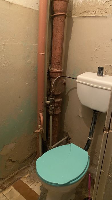 Кімната у гуртожитку з балконом