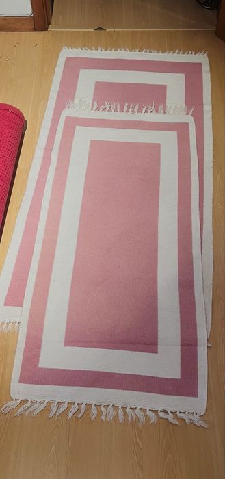 Tapetes quarto em muito bom estado. 1-Tapete 1x32x66–1-Tapete 1x15x58.