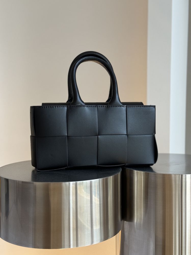 Сумка Bottega Veneta Mini Arco Tote Bag шкіра | чорна