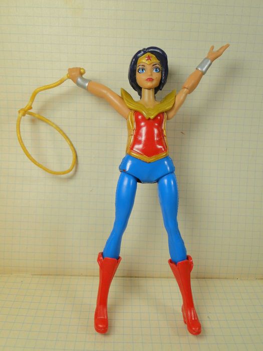 Фигурка Чудо-женщины из серии DC Super Hero Girls.