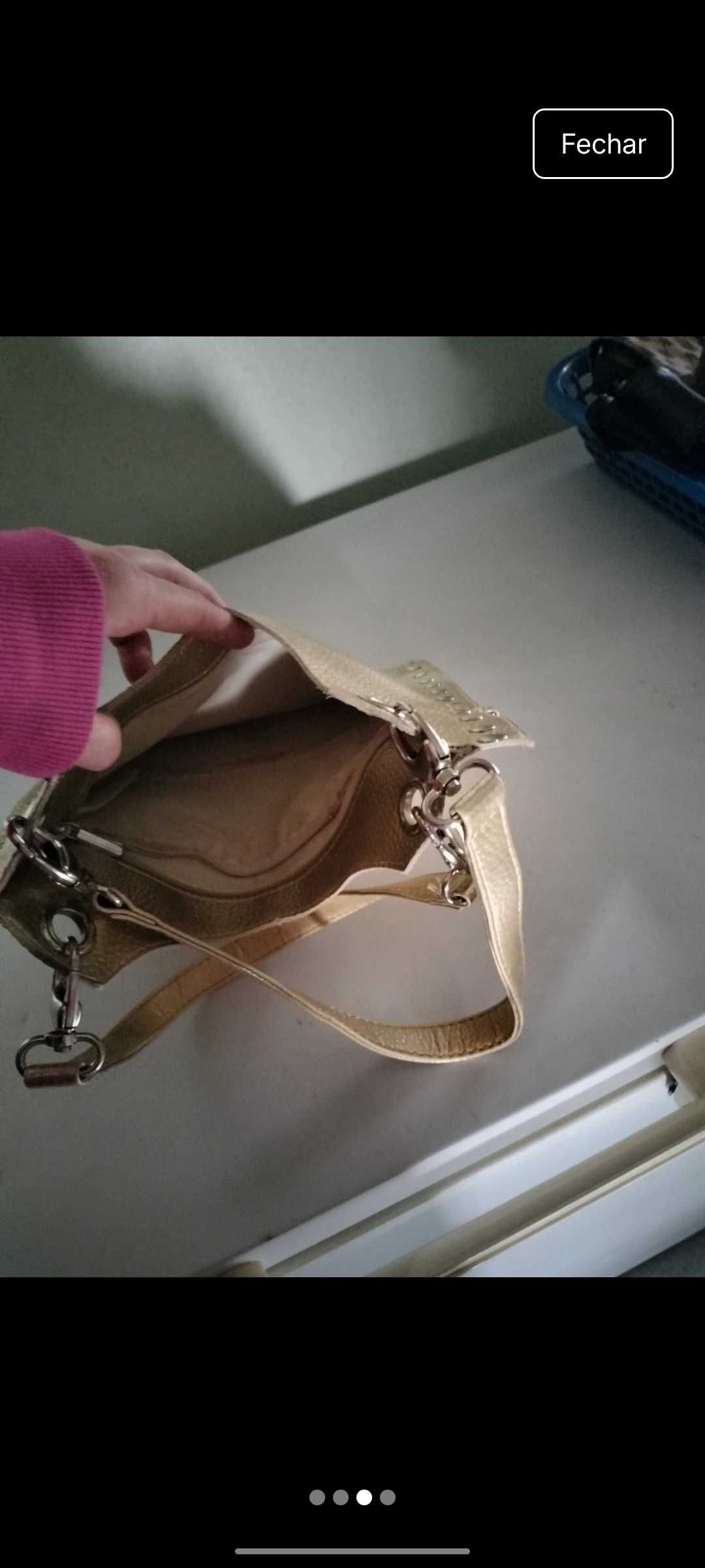 Bolsa de Ombro Dourada com Pregas Metálicas - Elegante