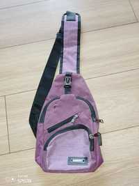 Фіолетовий рюкзак через плече з USB кабелем.