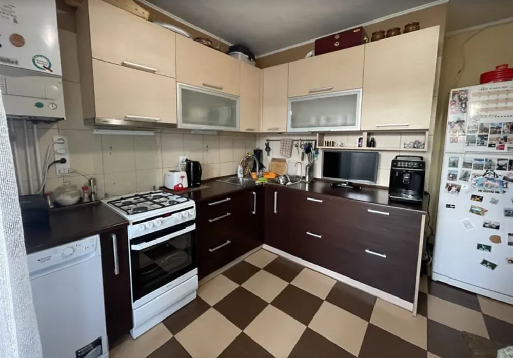 Продаж 3к квартири 76 кв. м на вул. Карпенка