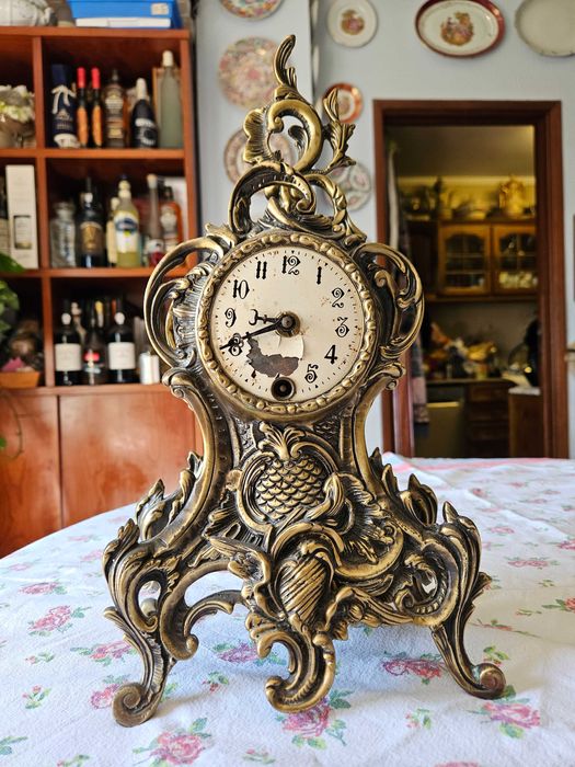 Relógio antigo em latão