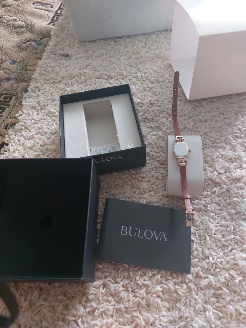 Годинник Bulova.