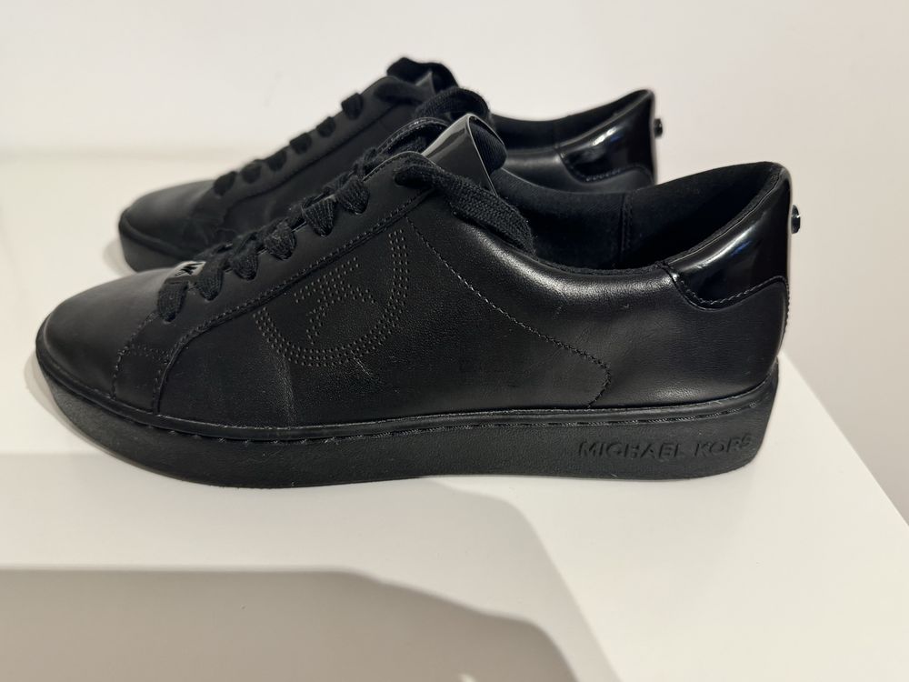 Tenis pretos Micheal kors