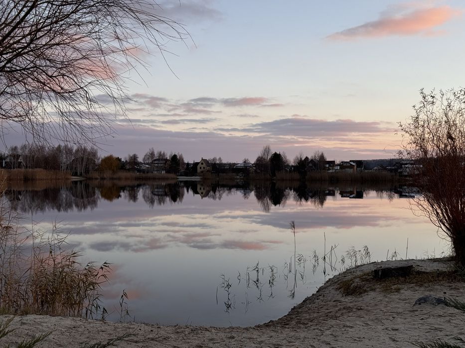 Будиночок першої лінії на озері — з приватним піщаним пляжем