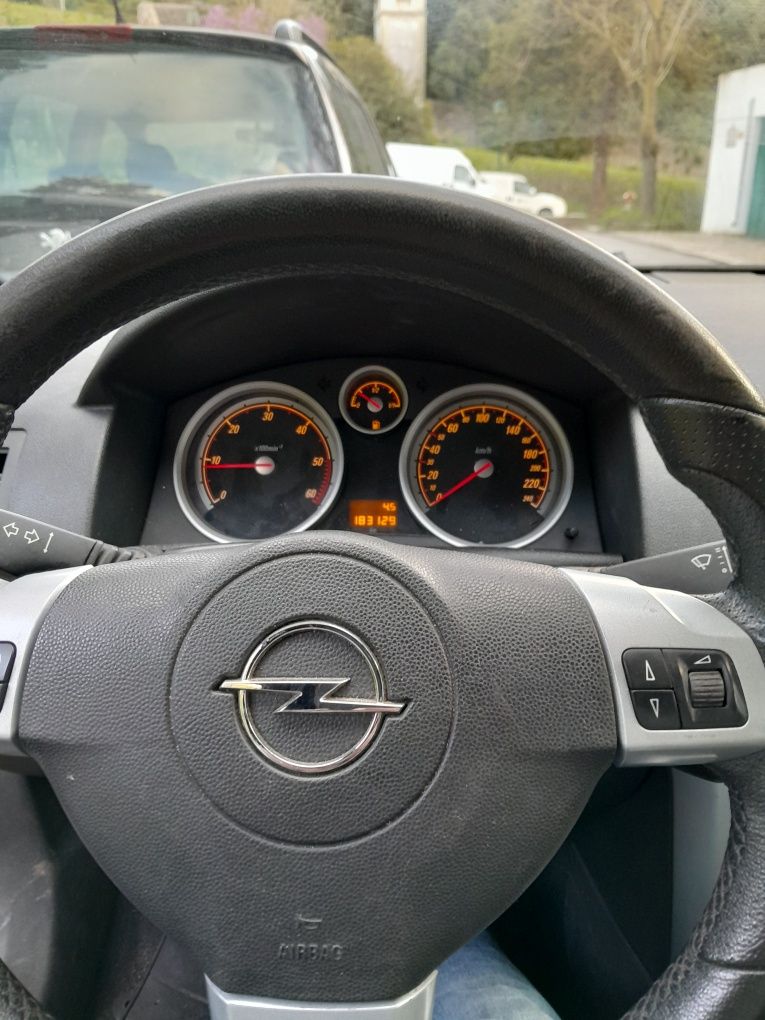 Opel Astra GTC 1.9 CDti 16v 150cv 2 lug 183.000kms 
Pintura nova, Bi X