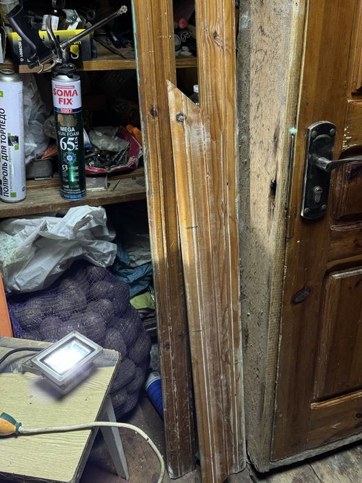 Вхідні деревяʼні двері з коробкою/дотягувачем