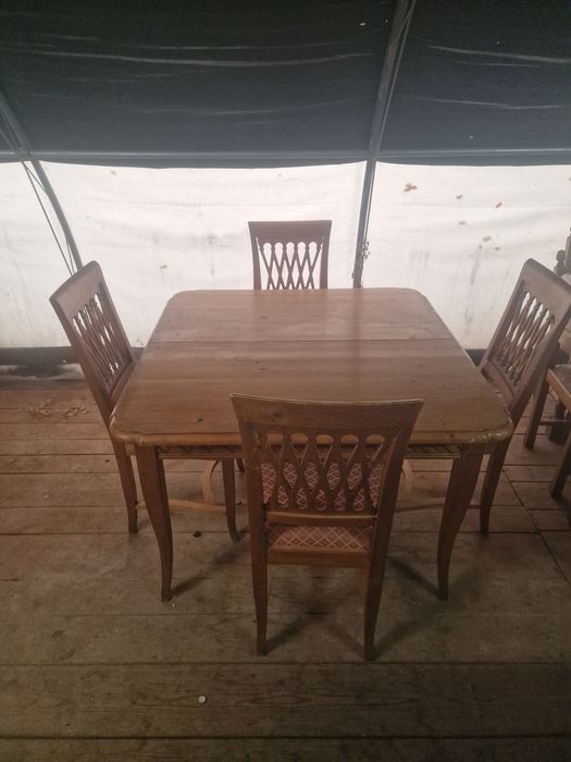 Stylowy sosnowy stół z krzesłami czterema